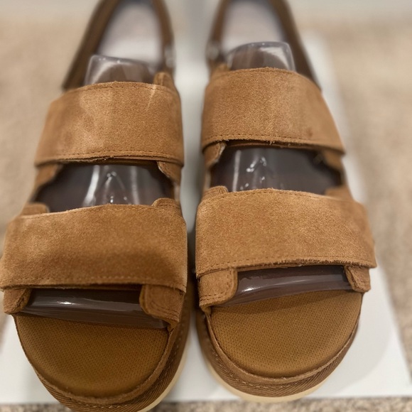 UGG®Women's Goldenstar Slingback Platform Sandals - Picture 7 of 9